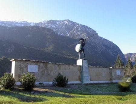 Monumento a Leónidas en el desfiladero